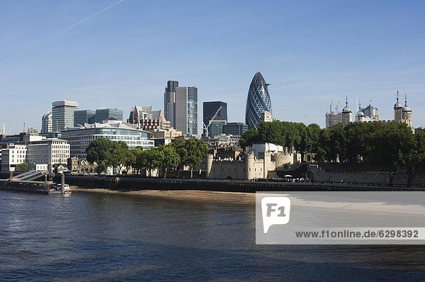 Stadt von London Finanzviertel von der Themse  London  England  Großbritannien  Europa gesehen