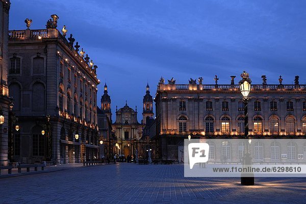 Frankreich  Europa  Abend  Kathedrale  Ansicht  Flutlicht  UNESCO-Welterbe  Lothringen  Nancy  Platz