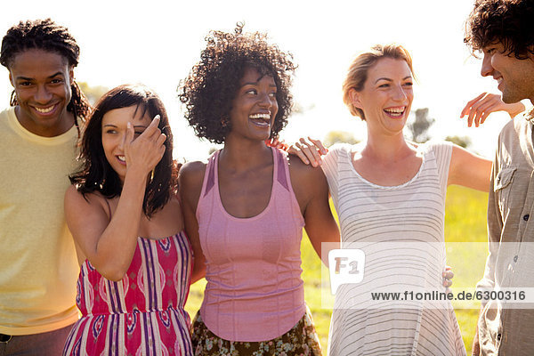 Außenaufnahme Fröhlichkeit Sonnenstrahl Freundschaft freie Natur
