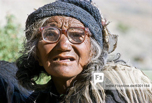 Porträt einer Frau aus dem abgeschiedenen Dorf Zanskar  Lingshed  Indien  Asien