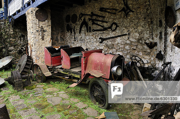 Schrottauto  Oldtimer auf dem verfallenen Bauernhof Muricana bei Paraty oder Parati  Costa Verde  Bundesstaat Rio de Janeiro  Brasilien  Südamerika