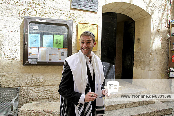 Jude geht zu seiner Hochzeit Jerusalem Yerushalayim Israel Naher Osten