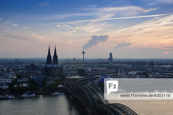 Köln am Abend  Blick auf Deutzer Brücke  Altstadt  Kölner Dom  Colonius und Oper Köln am Dom  Nordrhein-Westfalen  Deutschland  Europa