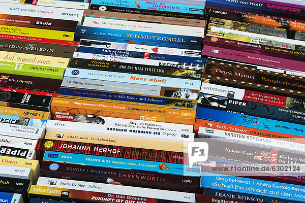 Bücherflohmarkt  Taschenbücher  Belletristik  Urlaubslektüre  deutschsprachig  ÖffentlicherGrund