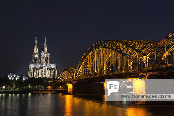 Blick von Köln Deutz auf Wallraf-Richartz-Museum  Kölner Dom und die Deutzer Brücke  Nachtaufnahme  Köln  Nordrhein-Westfalen  Deutschland  Europa