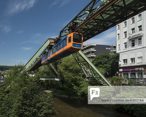 Wuppertaler Schwebebahn  Wasserstrecke  Hochbahn  Wahrzeichen von Wuppertal  Nordrhein-Westfalen  Deutschland  Europa  ÖffentlicherGrund