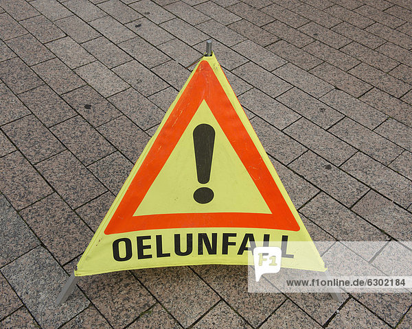 Aufgestelltes Warndreieck  Faltdreieck  mit Hinweis Ölunfall