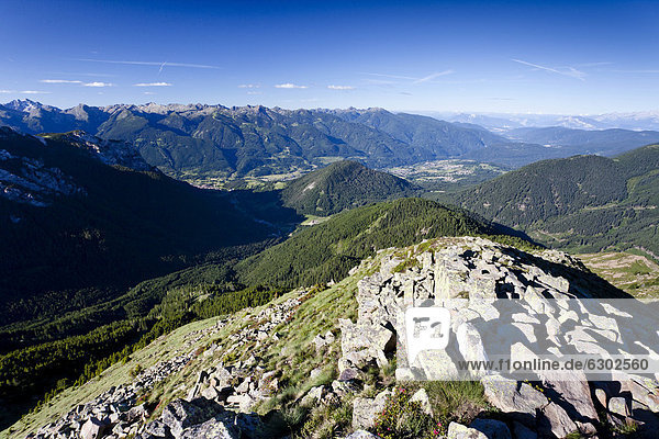 Auf dem Gipfelgrat des Zanggen oberhalb des LavazËjoch  unten das Dorf Cavalese  Trentino  Italien  Europa