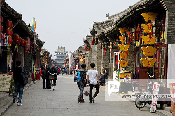 Nan Lu  Süd-Straße  mit dem Glockenturm  historische Altstadt von Pingyao  Unesco Weltkulturerbe  Shanxi  China  Asien