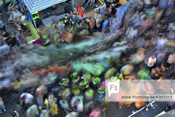 Feiernde  tanzende Menschen  größtes Stadtteilfest Dresdens  von oben  Bunte Republik Neustadt  BRN  Louisenstraße  Dresden  Sachsen  Deutschland  Europa