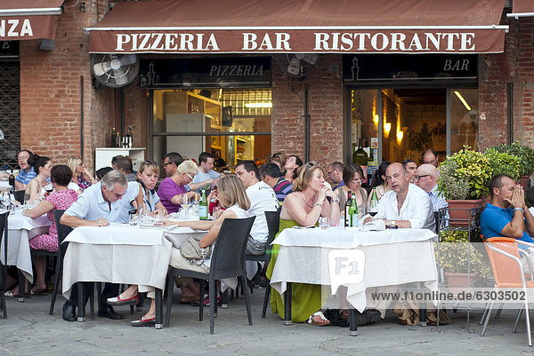 People eating out at outdoor restaurant at Pizza del Campo  Siena  Tuscany  Italy  Europa