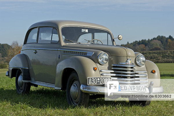 Oldtimer Opel Olympia  Baujahr ca. 1950  ÖffentlicherGrund