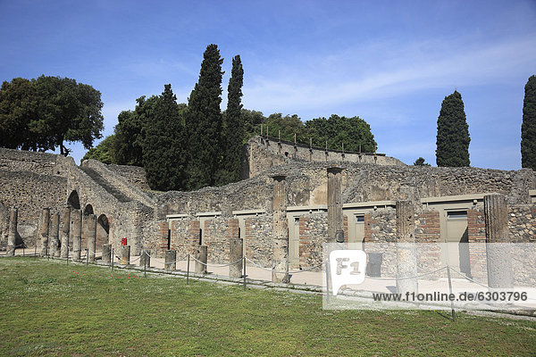 Quadriporticus of the gladiators  Pompeii  Campania  Italy  Europe
