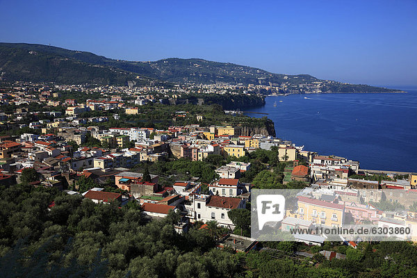 Blick über die Bucht der Penisola Sorrentina mit den Orten Meta  vorne  und Sorrent  Kampanien  Italien  Europa