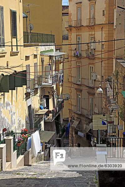 Enge Gasse in der Altstadt von Neapel  Kampanien  Italien  Europa
