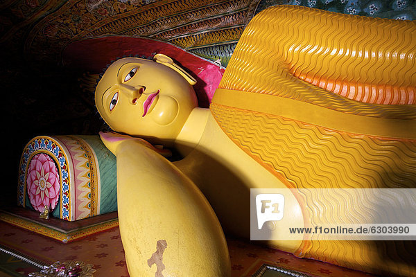 Gelbe Statue eines liegenden Buddha  Yatagala Höhlentempel  Unawatuna  Sri Lanka  Asien