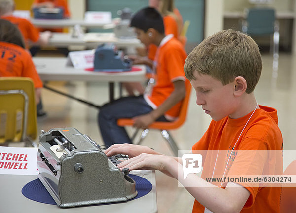 Blinde Schüler nehmen am National Braille Challenge teil Wettbewerb bei der die Fähigkeit die Blindenschrift Braille zu Transkribieren Einzutippen und zu Lesen getestet wird mit Perkins Brailler einer Blindenschriftschreibmaschine jährliches Event vom Braille Institute of America gesponsert Los Angeles Kalifornien USA *** NUR ZUR REDAKTIONELLEN VERWENDUNG ***