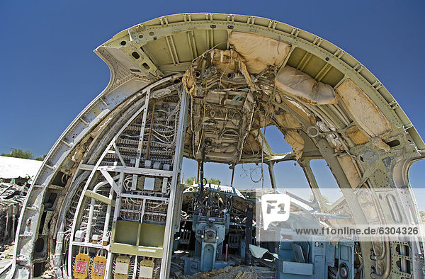 Ein Airliner-Cockpit auf einem Schrottplatz für Flugzeugteile El Mirage Kalifornien USA