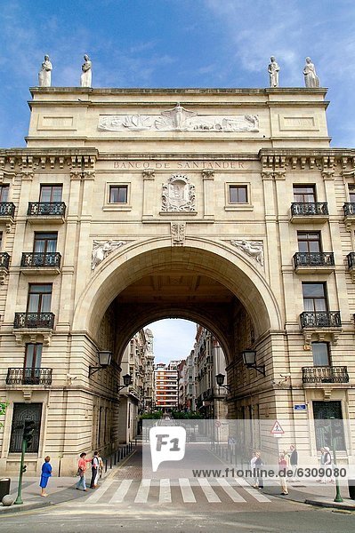 Einkaufszentrum Gebaude Grossstadt Geschichte Santander Bank Kreditinstitut Banken Spanien