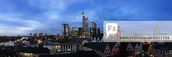Skyline von Frankfurt am Main am Abend  Deutschland