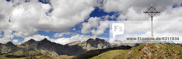 Berglandschaft mit Gipfelkreuz im Naturpark Rieserferner-Ahrn  Zillertaler Alpen  Südtirol  Italien