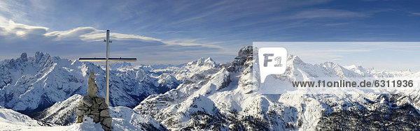 Winterlandschaft im Naturpark Fanes-Sennes-Prags  Dolomiten  Südtirol  Italien