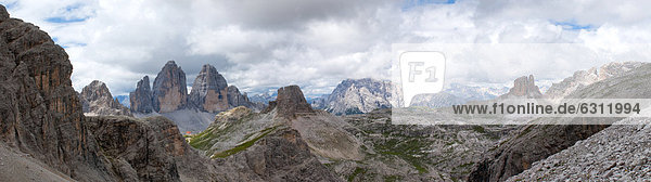 Berglandschaft mit Drei Zinnen  Dolomiten  Südtirol  Italien