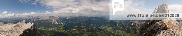 Berglandschaft mit Heiligkreuzkofel  Dolomiten  Südtirol  Italien