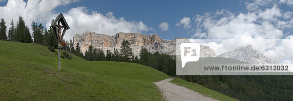 Berglandschaft mit Heiligkreuzkofel  Dolomiten  Südtirol  Italien