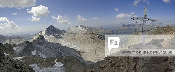 Gipfel und Gipfelkreuz im Naturpark Rieserferner-Ahrn  Dolomiten  Südtirol  Italien