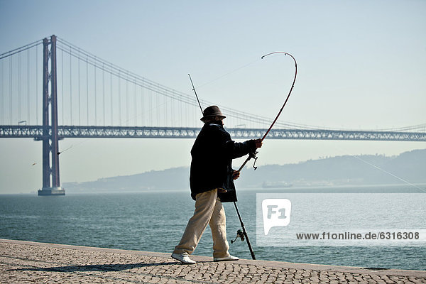 Angler am Tejo vor der Ponte 25 de Abril Brücke des 25. April Lissabon Portugal Europa