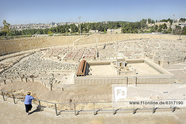 Frau betrachtet das Freiluftmodell Jerusalems  Esra Modell  Stadt Herodes  im Vordergrund der Tempelberg mit dem Zweiten Tempel  Israel-Museum  Westjerusalem  Jerusalem  Israel  Naher Osten