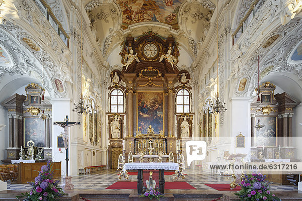 Hauptaltar in Klosterkirche St. Benedikt  Kloster Benediktbeuern  Oberbayern  Bayern  Deutschland  Europa