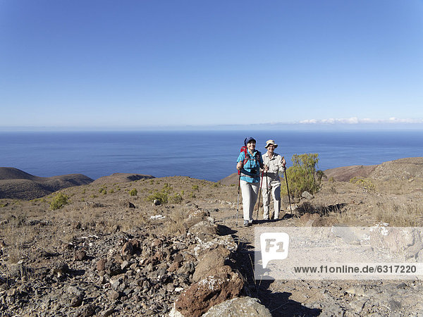 Wanderer am Sendero Quise  AlajerÛ  La Gomera  Kanarische Inseln  Kanaren  Spanien  Europa