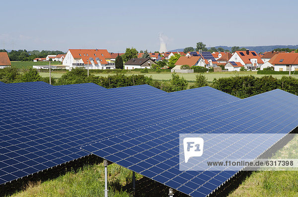 Europa Bauernhof Hof Höfe Dorf Sonnenenergie Isar Atomkraftwerk 2 Bayern Deutschland Landshut