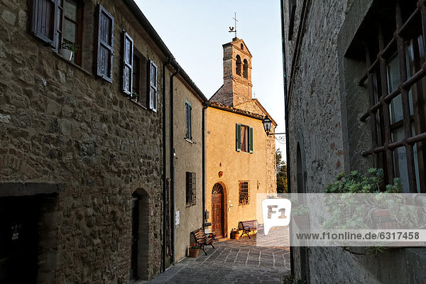 Alleyway  church of Montegemoli  Tuscany  Italy  Europe