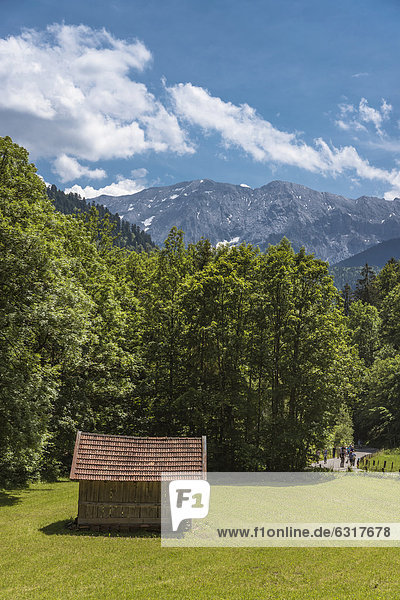 Heuschober auf einer Wiese  am Weg zur Partnachklamm  Garmisch-Patenkirchen  bayrische Alpen  Oberbayern  Bayern  Deutschland  Europa