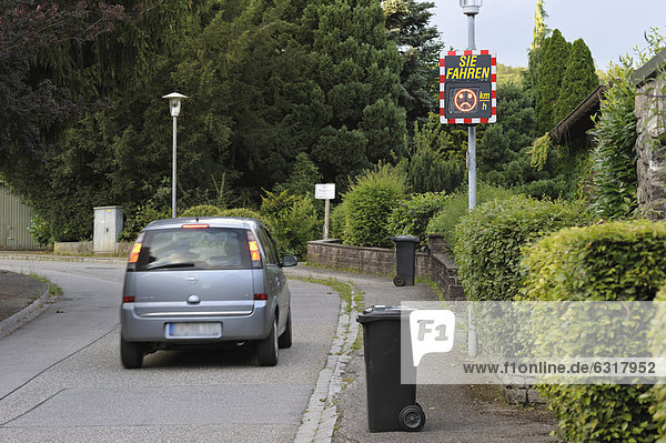 Geschwindigkeitsüberwachung des Ordnungsamtes im öffentlichen Straßenverkehr zur Überwachung der Einhaltung der zulässigen Höchstgeschwindigkeit  Geschwindigkeitsgrenze überschritten  Baden-Württemberg  Deutschland  Europa  ÖffentlicherGrund