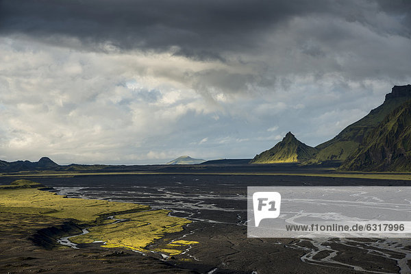 Mit Moos bewachsener Berg Hafursey  Fluss M_lakvÌsl  Südküste  Island  Europa