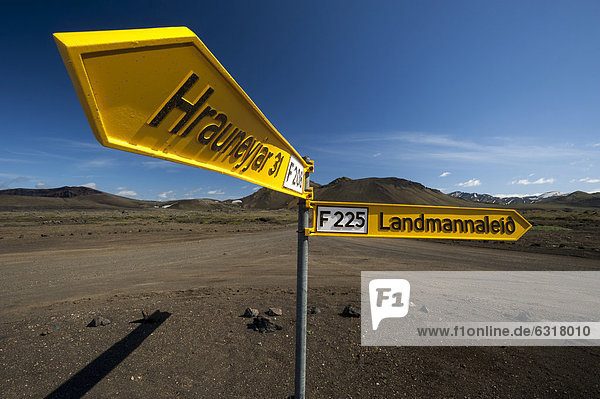 Verbogener Wegweiser  Landmannalaugar  Fjallabak Naturschutzgebiet  Hochland  Island  Europa