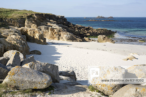 Küste mit Sandstrand und Felsen bei Plouarzel  DÈpartement FinistËre  Bretagne  Frankreich  Europa