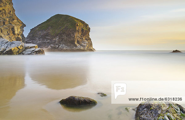 Felsen am Strand der Bedruthan Steps  Cornwall  England  Großbritannien  Europa