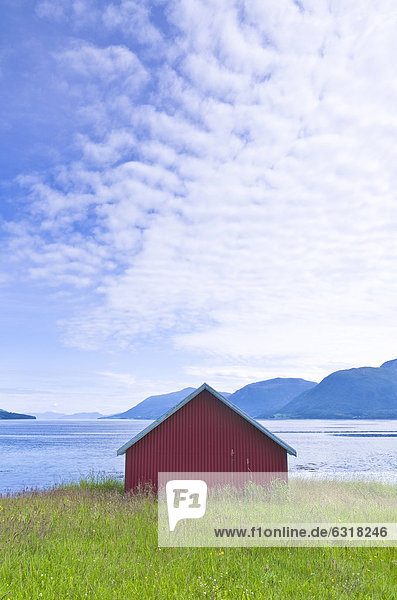 Bootshütte an einem norwegischen Fjord  Norwegen  Europa