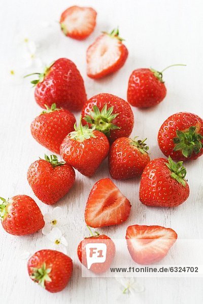 Viele Erdbeeren  ganz und halbiert
