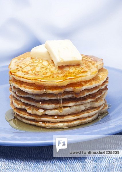 Gestapelte Pancakes mit Ahornsirup und Butter