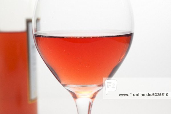 Zinfandel Wein in Glas und Flasche