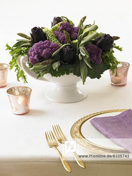 Dekorativer Gemüsestrauss mit violettem Blumenkohl und Artischocken