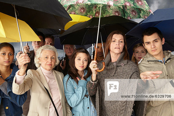 Personengruppe mit Regenschirmen