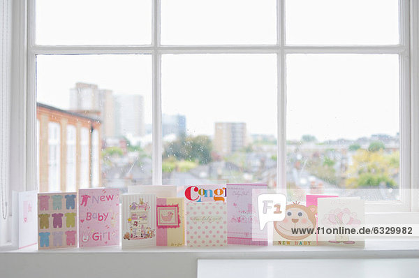 Grußkarten für das neue Mädchen auf der Fensterbank