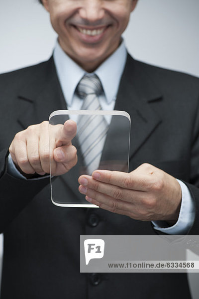 Geschäftsmann mit transparentem digitalem Tablett